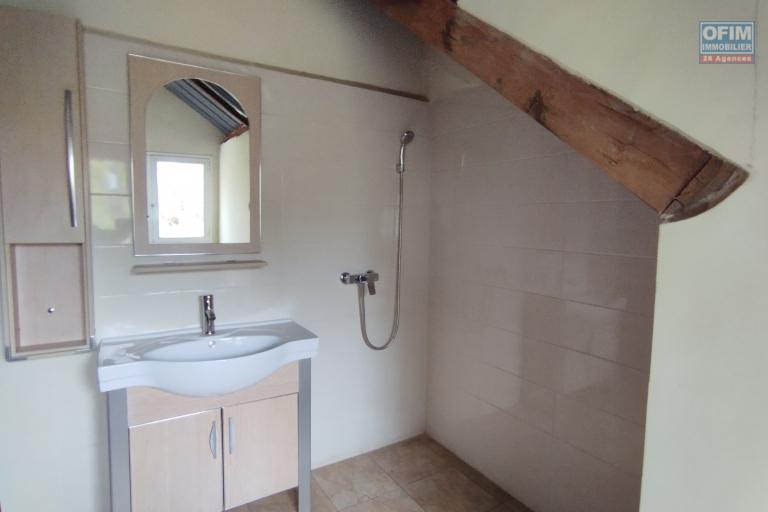 Prix en baisse!! Villa F8 sur 723 m2 de terrain  à étage à Antanetibe Ivato-Antananarivo