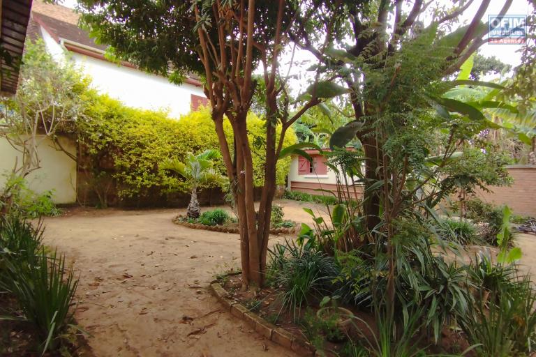 Prix en baisse!! Villa F8 sur 723 m2 de terrain  à étage à Antanetibe Ivato-Antananarivo