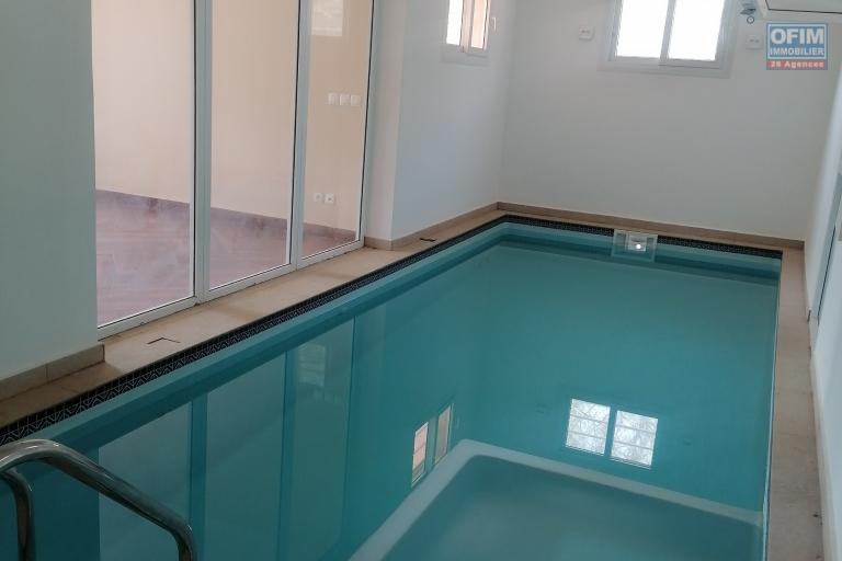 À louer un appartement de standing type T3 avec piscine privative à l'intérieur au rez-de-chaussée d'un bâtiment situé dans un quartier calme et résidentiel à Androhibe Ivandry