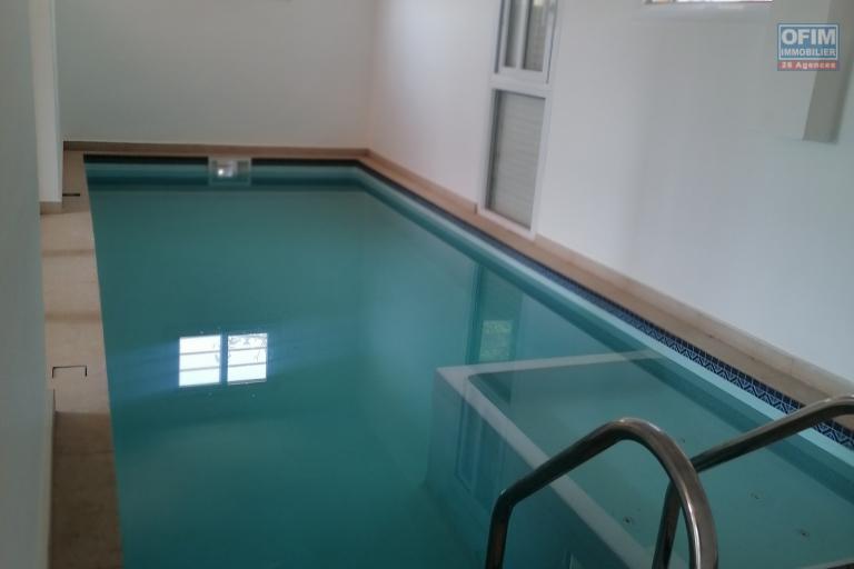 À louer un appartement de standing type T3 avec piscine privative à l'intérieur au rez-de-chaussée d'un bâtiment situé dans un quartier calme et résidentiel à Androhibe Ivandry