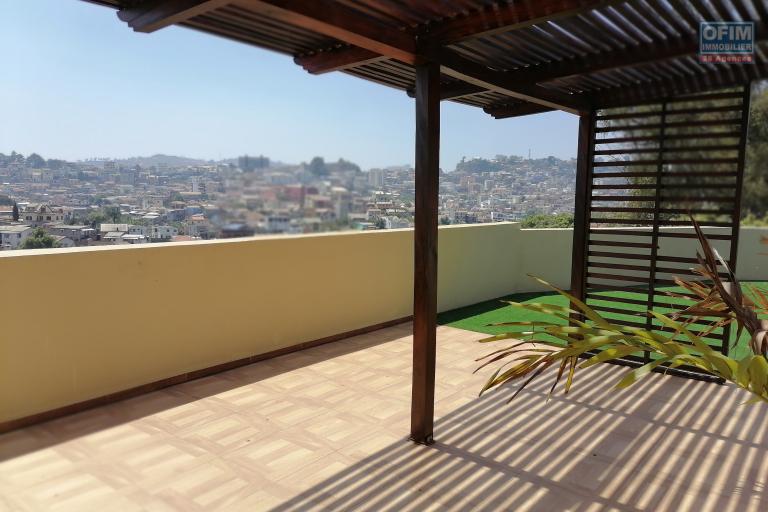 À louer un appartement de standing type T3 avec piscine privative à l'intérieur au rez-de-chaussée d'un bâtiment situé dans un quartier calme et résidentiel à Androhibe Ivandry