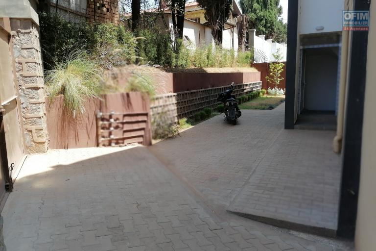 À louer un appartement de standing type T3 avec piscine privative à l'intérieur au rez-de-chaussée d'un bâtiment situé dans un quartier calme et résidentiel à Androhibe Ivandry