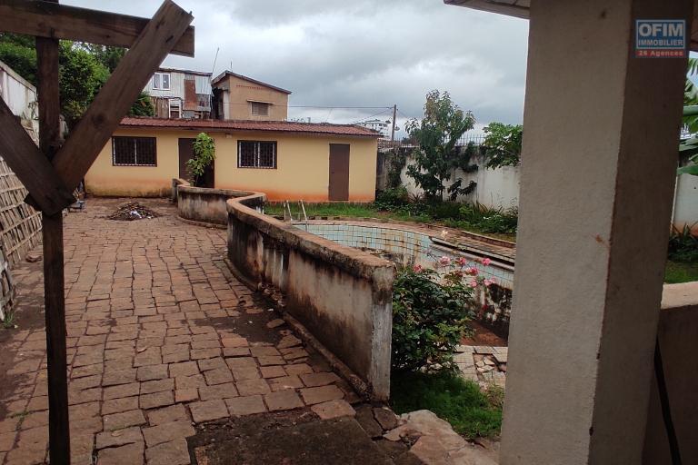 PRIX EN BAISSE pour cette  propri&eacute;t&eacute; de 789m2   avec une maison F6  &agrave; r&eacute;nover proche de toutes les commodit&eacute;s &agrave; ivandry