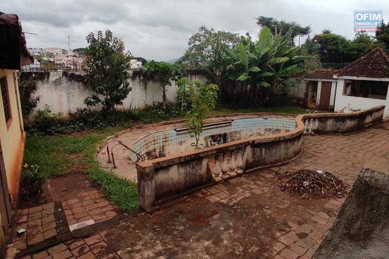PRIX EN BAISSE pour cette  propriété de 789m2   avec une maison F6  à rénover proche de toutes les commodités à ivandry 0340221869