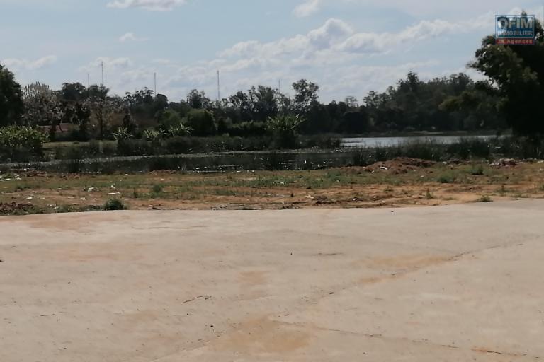 À louer une villa plain pied de standing type F4 dans une résidence sécurisée bord du lac, pieds dans l'eau et non loin de l'école primaire française C Ambohibao Mamamba