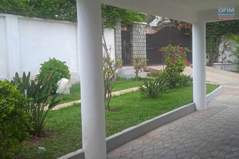 À louer une villa à étage de type F5 dans un quartier calme et résidentiel avec accès facile et proximité de toutes les commodités sise à Ambohibao non loin du centre commercial JUMBO SCORE, SUPER U et LEADER PRICE