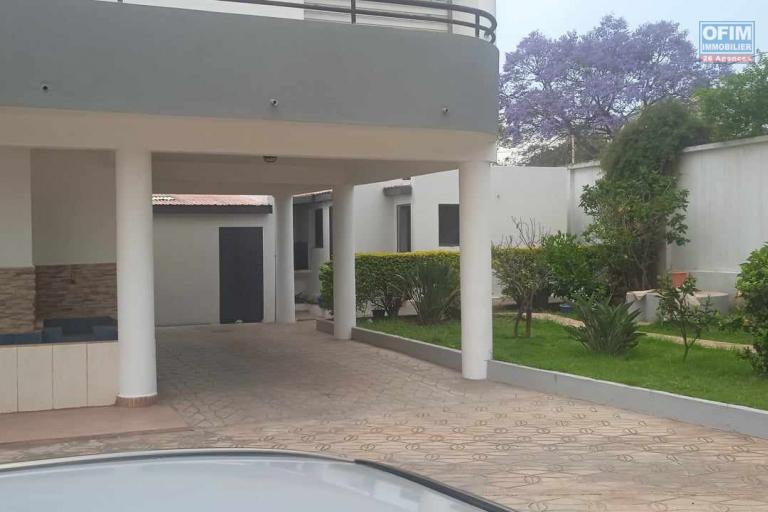 À louer une villa à étage de type F5 dans un quartier calme et résidentiel avec accès facile et proximité de toutes les commodités sise à Ambohibao non loin du centre commercial JUMBO SCORE, SUPER U et LEADER PRICE