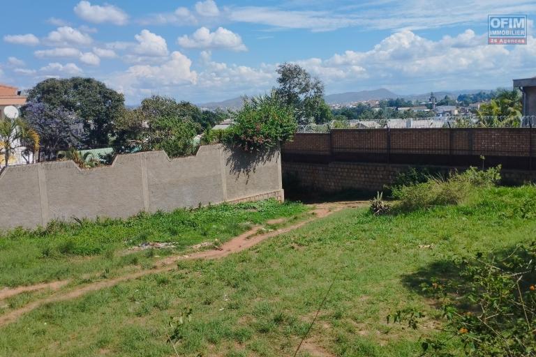 Beau terrain de 900 m2 avec une vue dégagée, quartier résidentiel à Tsiadana-Antananarivo