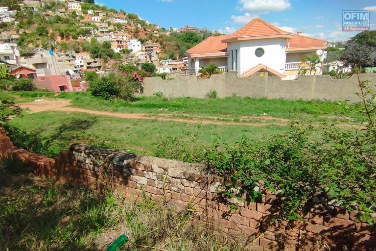 Beau terrain de 900 m2 avec une vue dégagée, quartier résidentiel à Tsiadana-Antananarivo