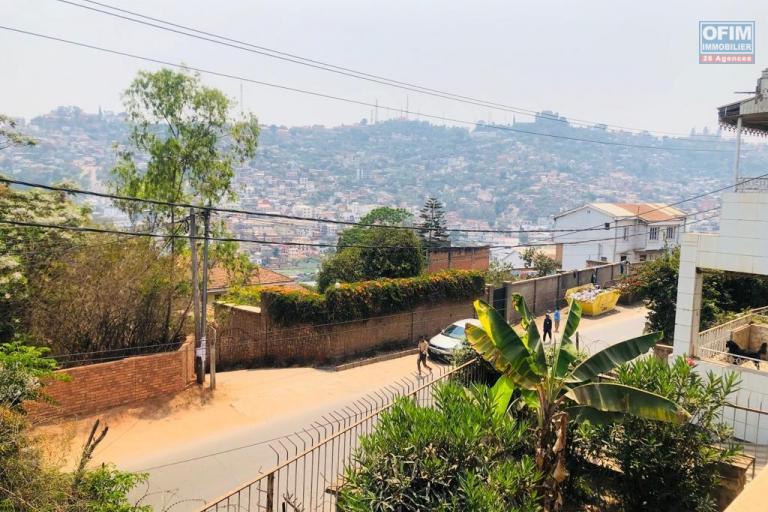 Maison F4 en bord de route principale avec vue sur la haute ville à Ambohimiandra -Antananarivo