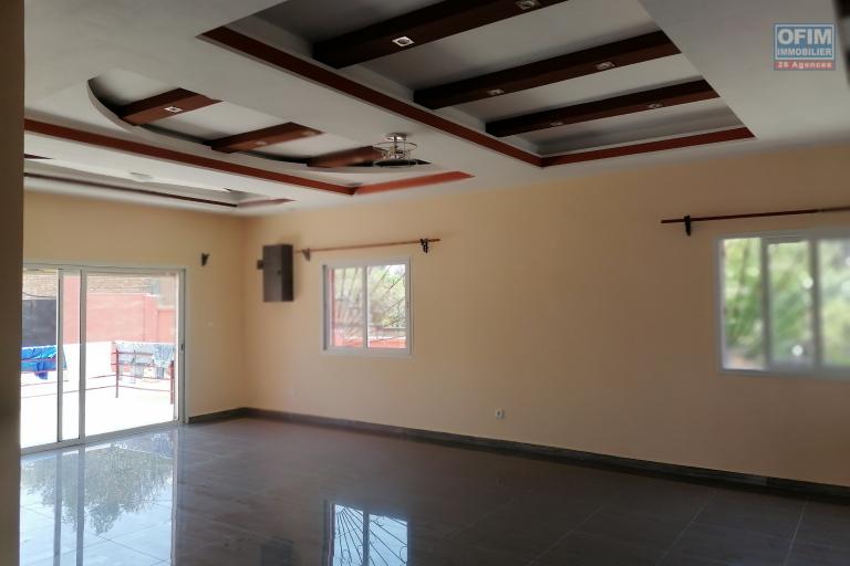 À louer un appartement de type T4 récemment construit dans une résidence sécurisée non loin de l'école Vision Valley et la nouvelle rocade d'Andranotapahina sise à Talatamaty et bord de la route principale RN4. (NON DISPONIBLE)