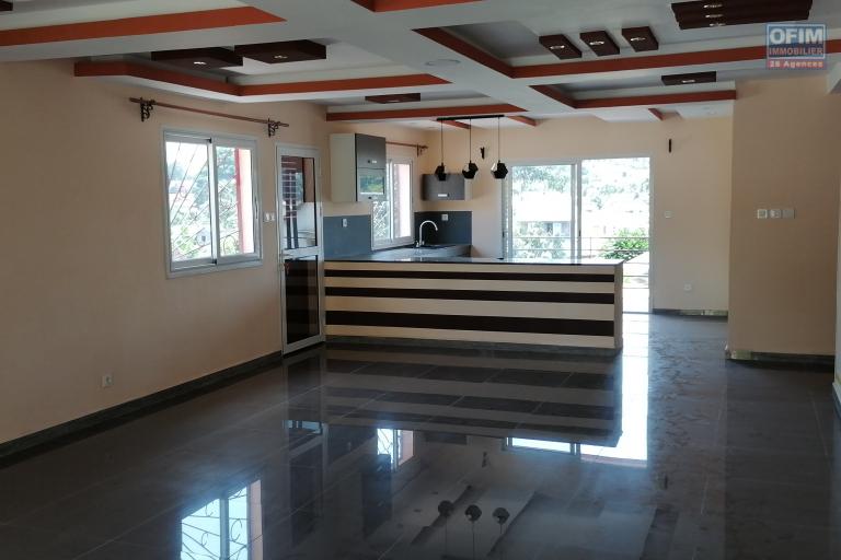 À louer un appartement de type T4 récemment construit dans une résidence sécurisée non loin de l'école Vision Valley et la nouvelle rocade d'Andranotapahina sise à Talatamaty et bord de la route principale RN4. (NON DISPONIBLE)