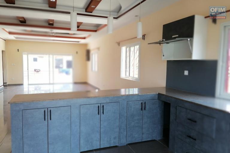 À louer un appartement de type T4 récemment construit dans une résidence sécurisée non loin de l'école Vision Valley et la nouvelle rocade d'Andranotapahina sise à Talatamaty et bord de la route principale RN4. (NON DISPONIBLE)