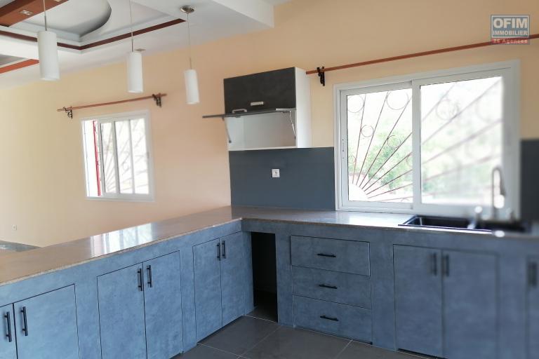 À louer un appartement de type T4 récemment construit dans une résidence sécurisée non loin de l'école Vision Valley et la nouvelle rocade d'Andranotapahina sise à Talatamaty et bord de la route principale RN4. (NON DISPONIBLE)