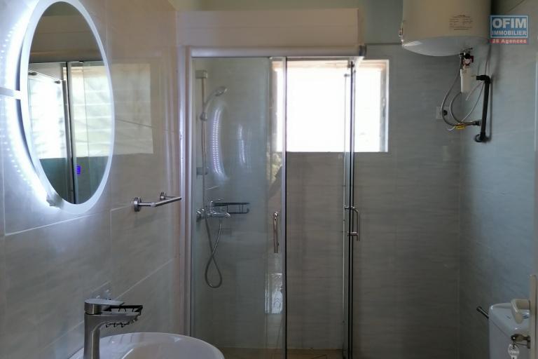 À louer un appartement de type T4 récemment construit dans une résidence sécurisée non loin de l'école Vision Valley et la nouvelle rocade d'Andranotapahina sise à Talatamaty et bord de la route principale RN4. (NON DISPONIBLE)