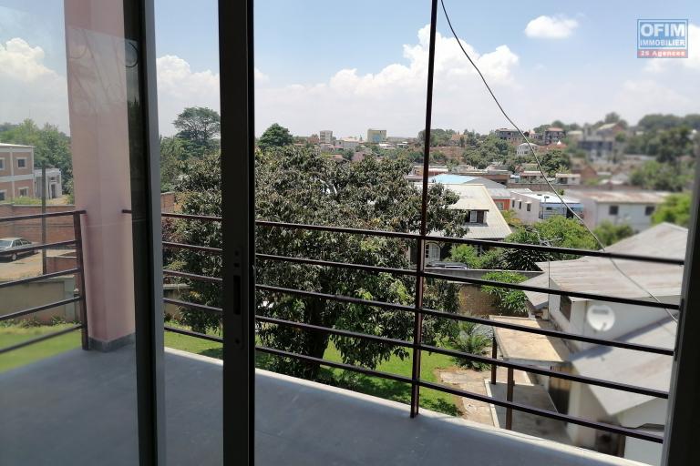 À louer un appartement de type T4 récemment construit dans une résidence sécurisée non loin de l'école Vision Valley et la nouvelle rocade d'Andranotapahina sise à Talatamaty et bord de la route principale RN4. (NON DISPONIBLE)