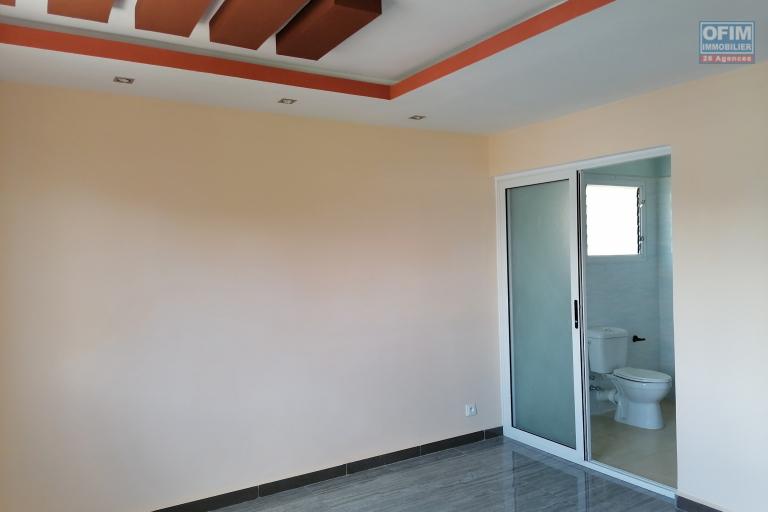 À louer un appartement de type T4 récemment construit dans une résidence sécurisée non loin de l'école Vision Valley et la nouvelle rocade d'Andranotapahina sise à Talatamaty et bord de la route principale RN4. (NON DISPONIBLE)