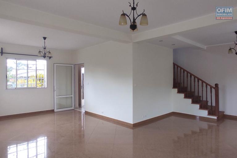 vente d'une villa F5 sur un terrain de 820m2 à Ambohibao Ambohijanahary