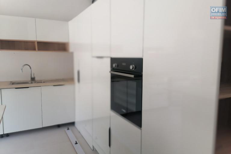 À louer un appartement de standing de type T5 en duplex dans un endroit calme et sécurisé et à deux pas du centre commercial LEADER PRICE, sise à Ambohibao Andranomena