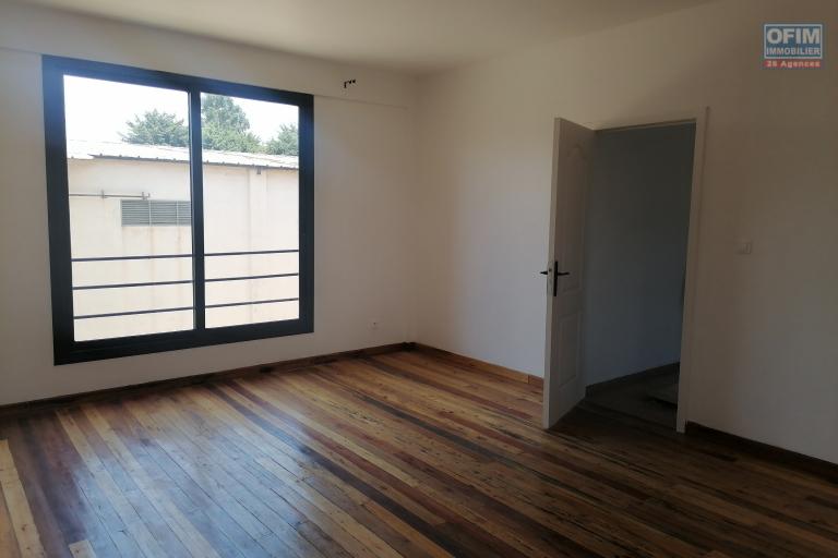 À louer un appartement de standing de type T5 en duplex dans un endroit calme et sécurisé et à deux pas du centre commercial LEADER PRICE, sise à Ambohibao Andranomena