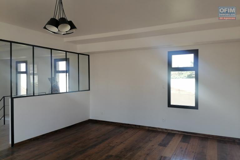 À louer un appartement de standing de type T5 en duplex dans un endroit calme et sécurisé et à deux pas du centre commercial LEADER PRICE, sise à Ambohibao Andranomena