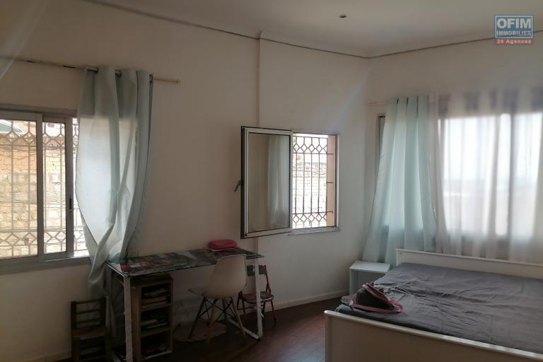 À louer une maison à étage de 10 pièces pour usage mixte, habitation ou bureau dans un quartier calme du domaine d'Ankatso avec une vue imprenable sur le Rova d'Antananarivo