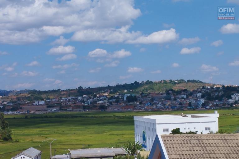 Terrain a de 1100 m2 plat, clôturé, électricité Jirma sis à Ambolokandrina- Antananarivo