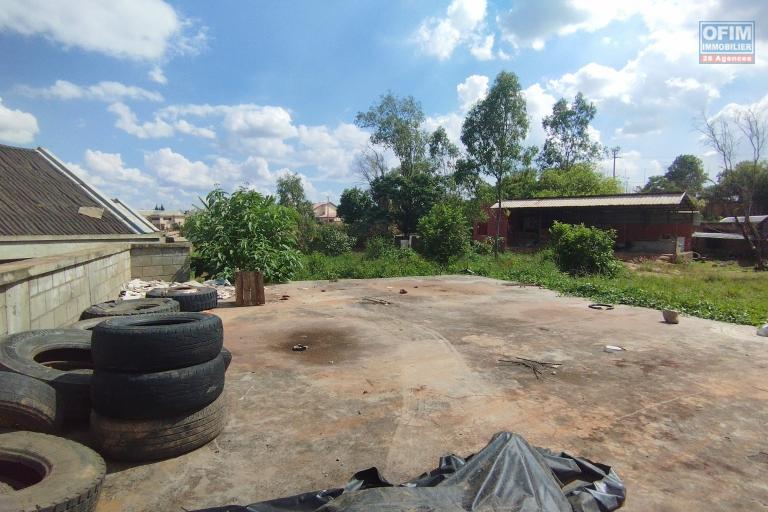 Terrain de 1243 m2, avec un entrepôt au sous sol de 200 m2 dans le quartier d'Ambolokandrina- Antananarivo