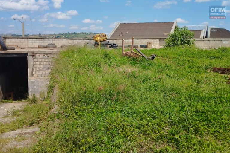 Terrain de 1243 m2, avec un entrepôt au sous sol de 200 m2 dans le quartier d'Ambolokandrina- Antananarivo