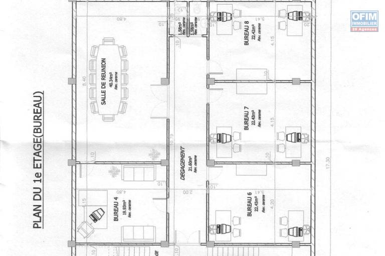 Location disponible d'un espace commercial de 464m2 situé en bordure de la route principale à Ampasampito.