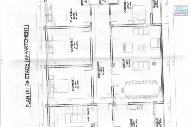 Location disponible d'un espace commercial de 464m2 situé en bordure de la route principale à Ampasampito.