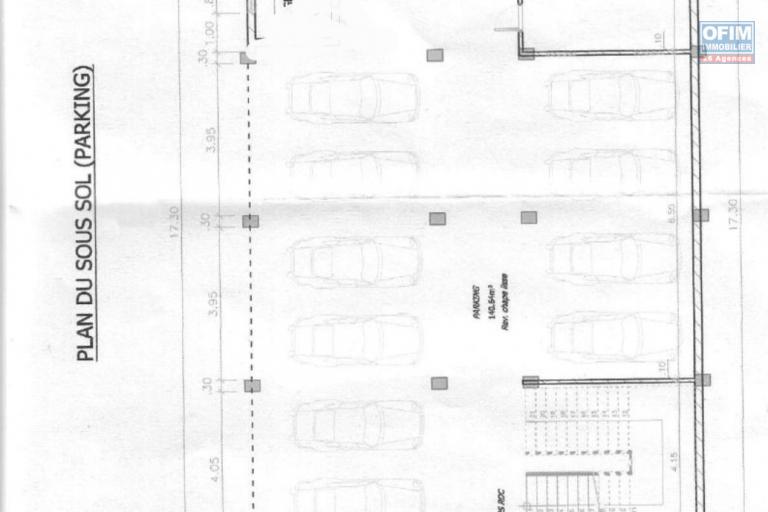 Location disponible d'un espace commercial de 464m2 situé en bordure de la route principale à Ampasampito.