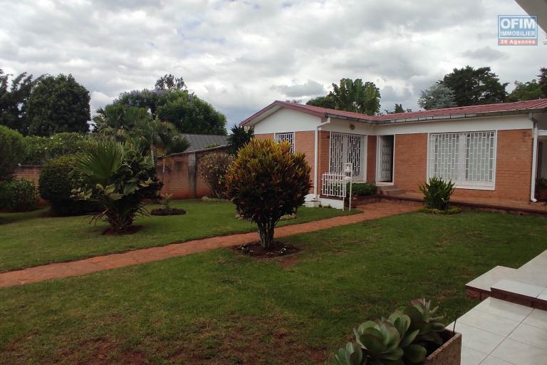 OFIM Immobilier loue une charmante petite villa de deux chambres et un living sur Mahatony Ivandry avec un beau jardin.DISPONIBLE A PARTIR DE OCTOBRE  2025