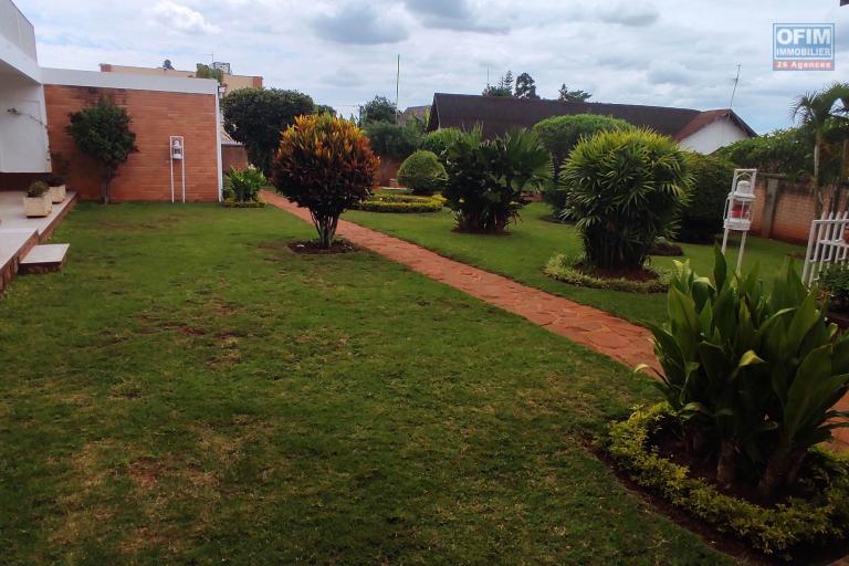 OFIM Immobilier loue une charmante petite villa de deux chambres et un living sur Mahatony Ivandry avec un beau jardin