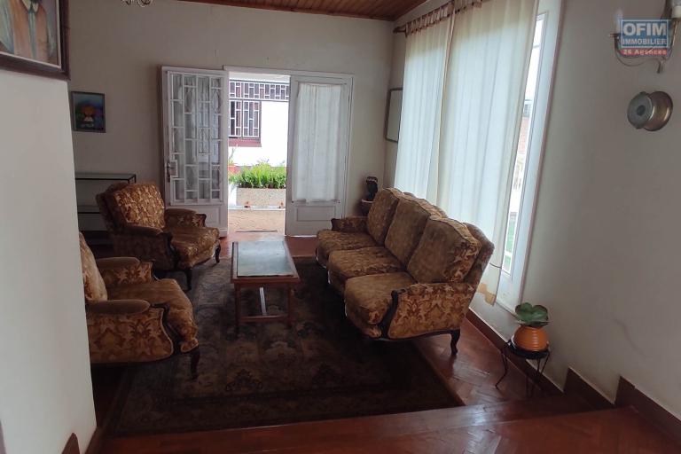 OFIM Immobilier loue une charmante petite villa de deux chambres et un living sur Mahatony Ivandry avec un beau jardin