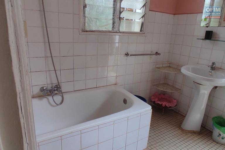 OFIM Immobilier loue une charmante petite villa de deux chambres et un living sur Mahatony Ivandry avec un beau jardin