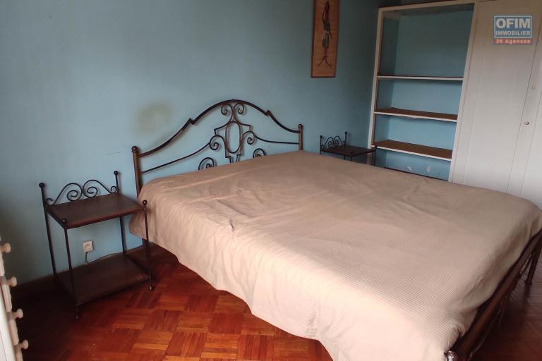 OFIM Immobilier loue une charmante petite villa de deux chambres et un living sur Mahatony Ivandry avec un beau jardin.DISPONIBLE A PARTIR DE OCTOBRE  2025