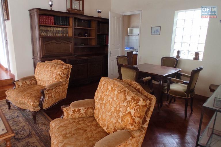 OFIM Immobilier loue une charmante petite villa de deux chambres et un living sur Mahatony Ivandry avec un beau jardin