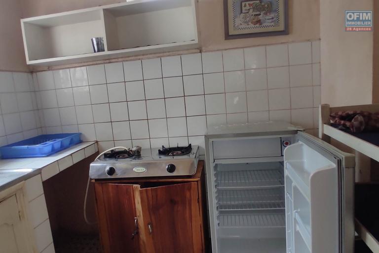 OFIM Immobilier loue une charmante petite villa de deux chambres et un living sur Mahatony Ivandry avec un beau jardin.DISPONIBLE A PARTIR DE OCTOBRE  2025