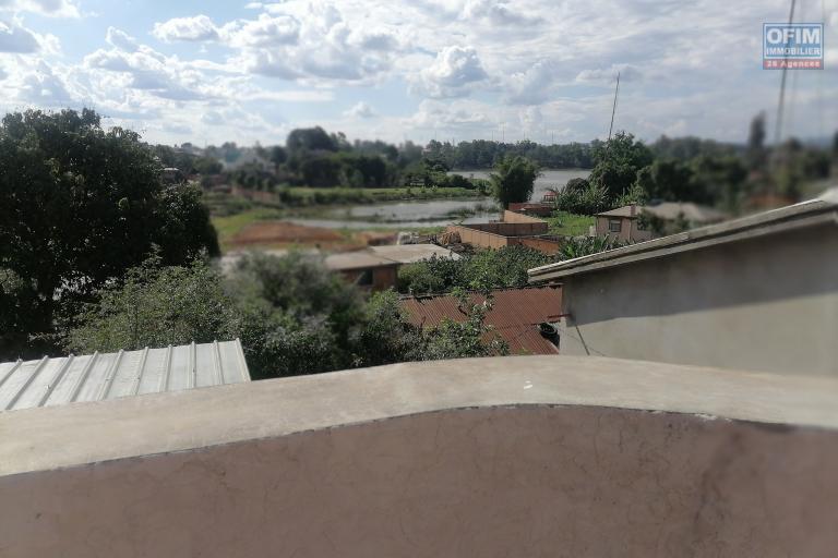 À louer un appartement de standing entièrement équipés de type F3 dans une résidence sécurisée à Ambohibao et à proximité de toutes les commodités, à deux pas de l'école primaire française C