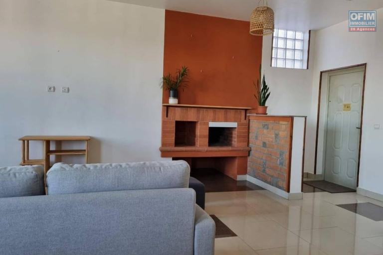 OFIM vous propose la location d'un charmant appartement T3 entièrement meublé, situé dans un quartier paisible à Ambatobe, à moins de 5 minutes du Lycée Français.