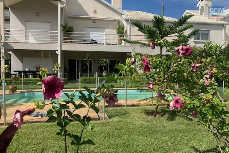 Une villa F6 meublée avec piscine dans une résidence sécurisée à Ambatobe