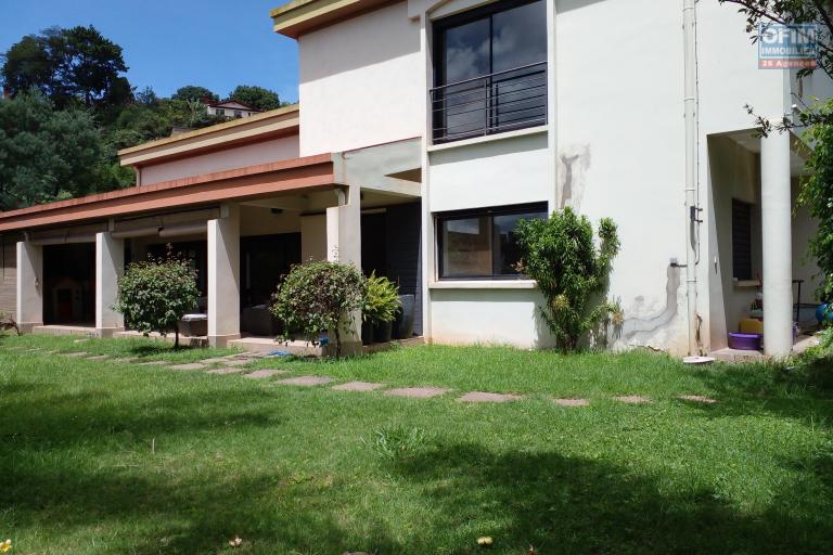 Belle villa F7 sur 1 563 m2 de terrain dans le quartier résidentiel d'Ambatoroka Tsiadana- Antananarivo