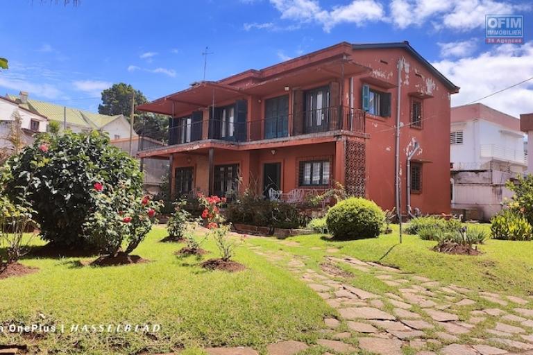 A vendre une grande propri&eacute;t&eacute; de 1386 M2 avec maison R+1 F7 ET maison F3 &agrave; talatamaty. Contact Mr Jacky