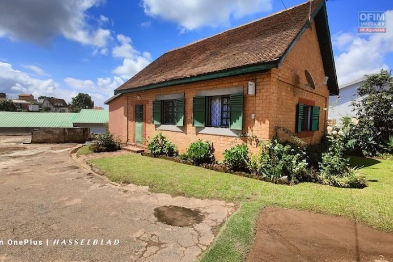 A vendre une grande propri&eacute;t&eacute; de 1386 M2 avec maison R+1 F7 ET maison F3 &agrave; talatamaty. Contact Mr Jacky