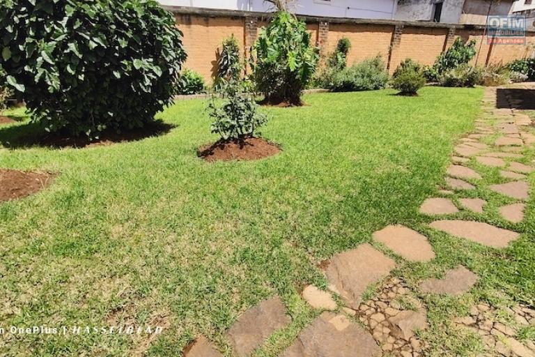 A vendre une grande propri&eacute;t&eacute; de 1386 M2 avec maison R+1 F7 ET maison F3 &agrave; talatamaty. Contact Mr Jacky