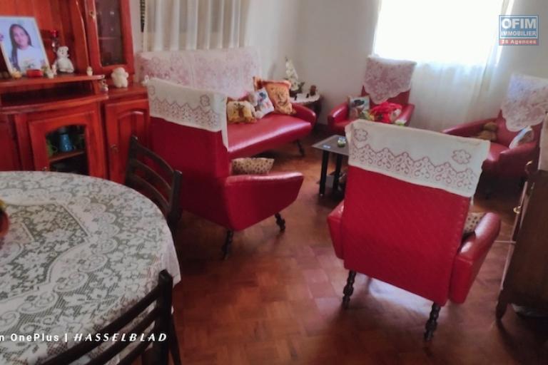 A vendre une grande propriété de 1386 M2 avec maison R+1 F7 ET maison F3 à talatamaty. Contact Mr Jacky 0340244304