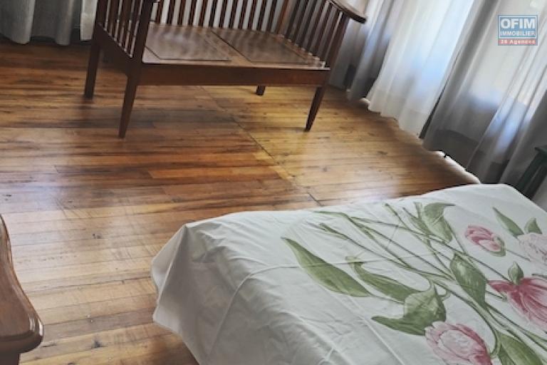 A vendre une grande propri&eacute;t&eacute; de 1386 M2 avec maison R+1 F7 ET maison F3 &agrave; talatamaty. Contact Mr Jacky