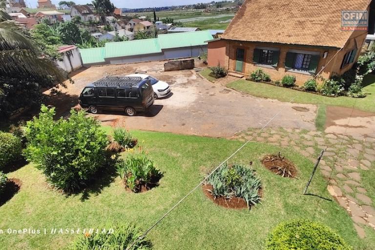 A vendre une grande propriété de 1386 M2 avec maison R+1 F7 ET maison F3 à talatamaty. Contact Mr Jacky 0340244304