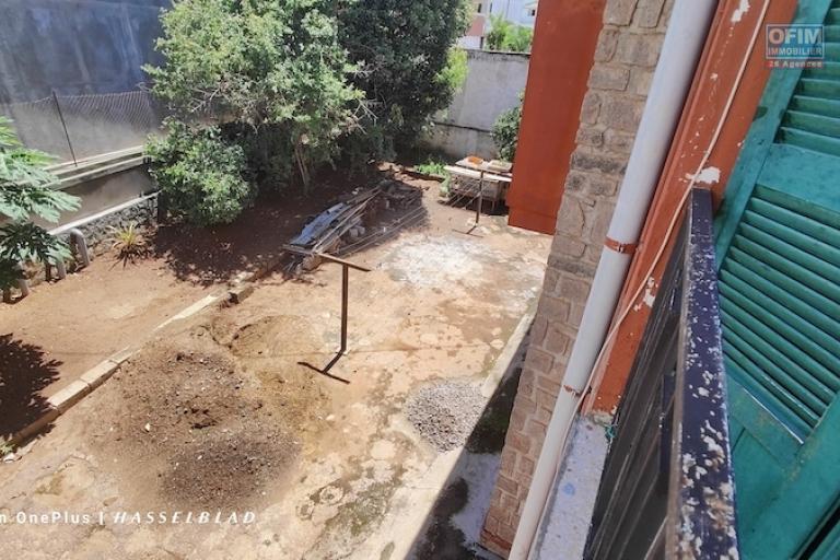 A vendre une grande propri&eacute;t&eacute; de 1386 M2 avec maison R+1 F7 ET maison F3 &agrave; talatamaty. Contact Mr Jacky